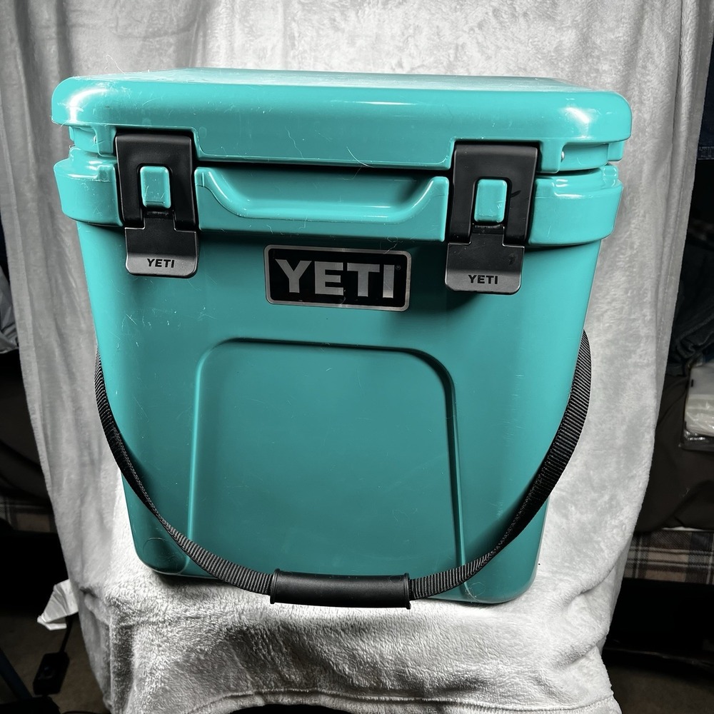 YETI Roadie 24 Cooler Aquifer Blue Discontinued Color - Picture 2 of 8